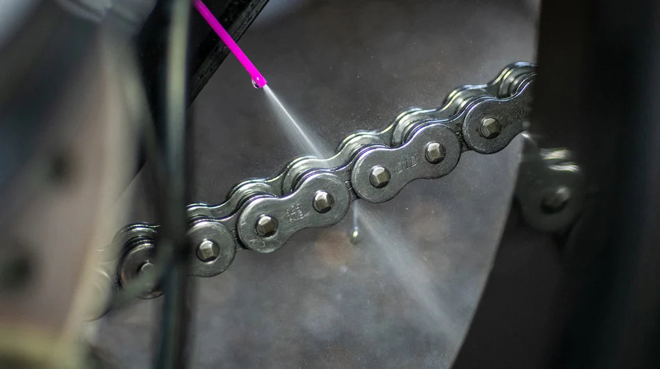 MUC-OFF  all weather motorcycle chain lube met de spray en rietje precies doseren