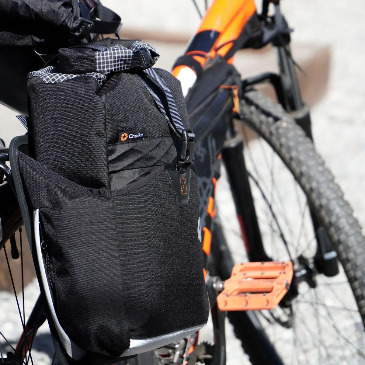 CHOIKE ALFORJA BIKEPACKING CLOSE UP OP EEN MTB