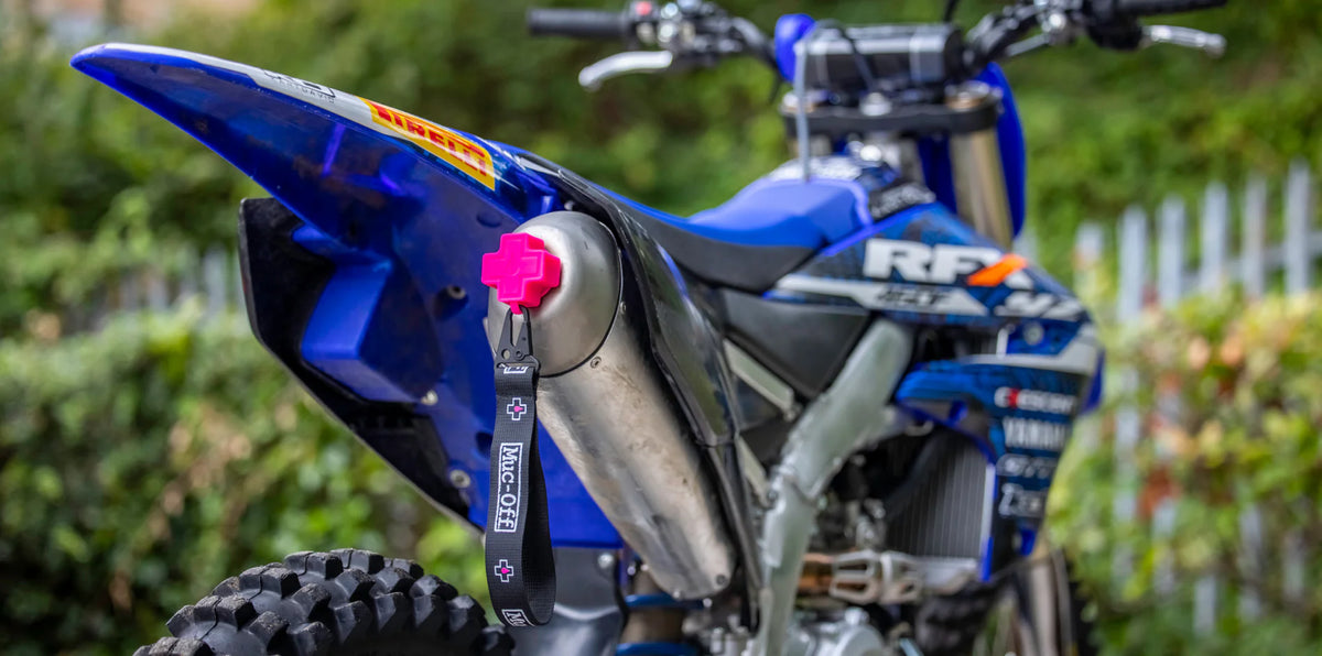 MUC-OFF EXHAUST BUNG in de uitlaat