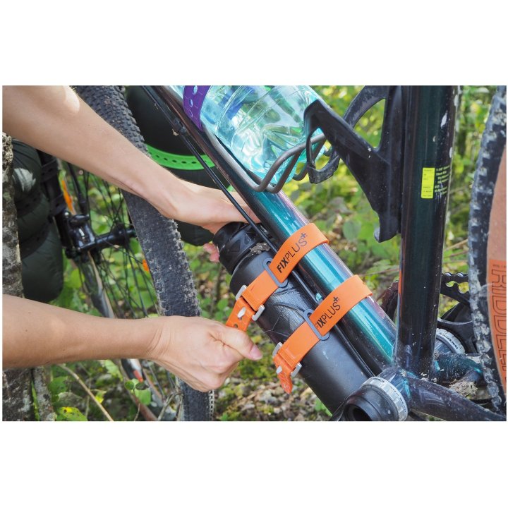FIXPLUS Gear Tightener aluminium set met M4-boutjes gemonteerd op een fietsframe met een bidon vastgemaakt met straps