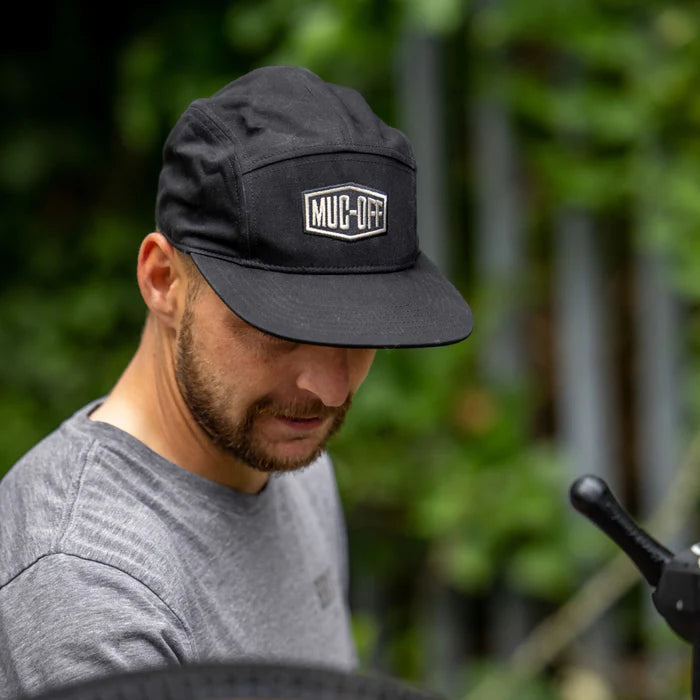 Muc-Off Five Panel Cap zwart - in gebruik op een hoofd