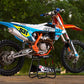 Risk Racing ATS verstelbare magnetische motorstandaard met een crossmotor erop
