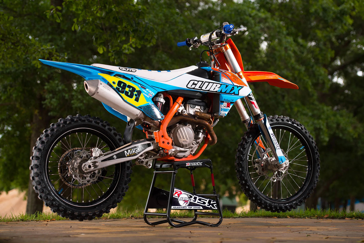Risk Racing ATS verstelbare magnetische motorstandaard met een crossmotor erop
