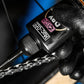 Muc-Off eBike Dry Weather Ceramic Chain Lube - druppelen op een ebike fietsketting