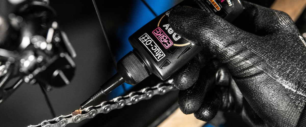Muc-Off eBike Dry Weather Ceramic Chain Lube - druppelen op een ebike fietsketting