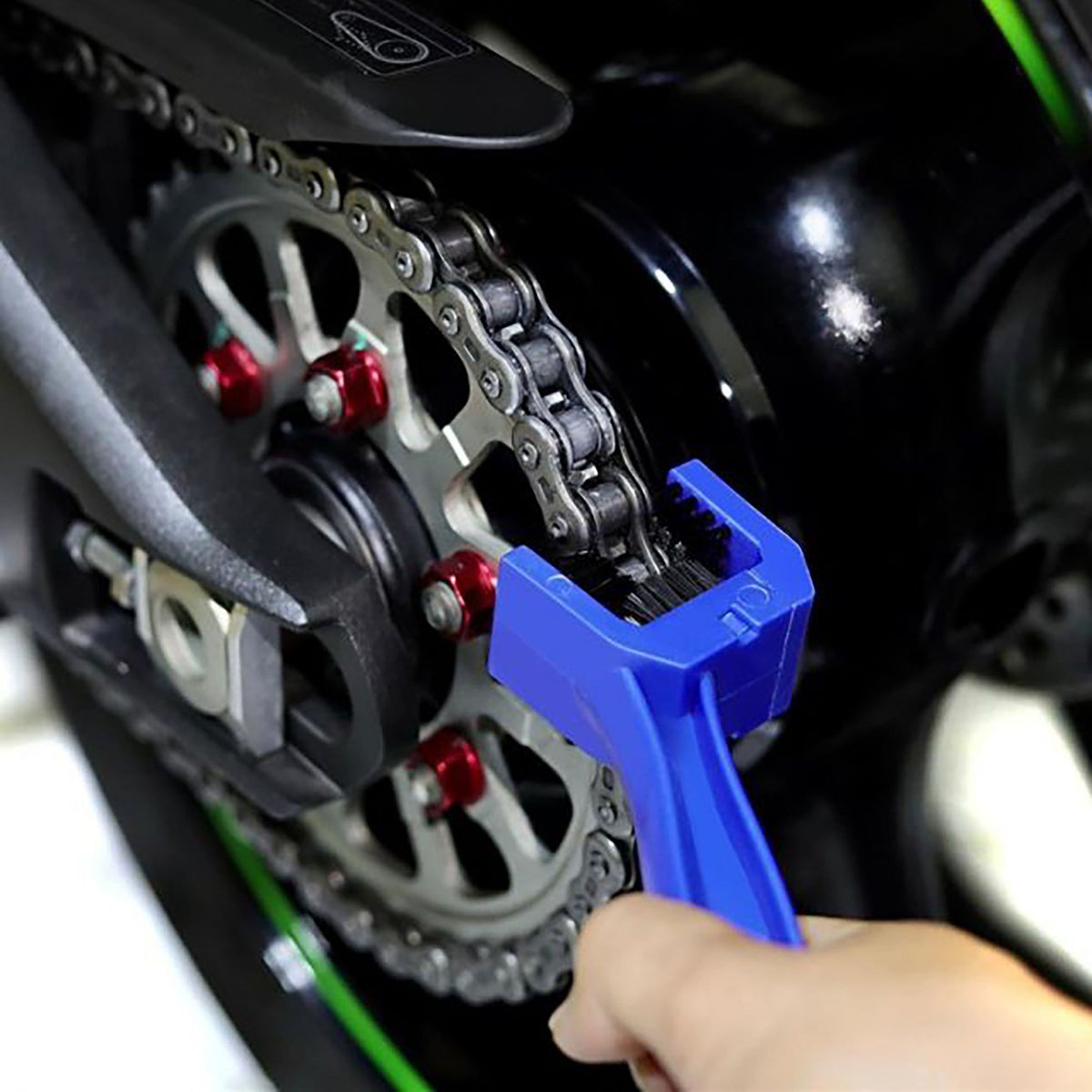 BIKE IT motor kettingborstel blauw - in gebruik bij een motorketting poetsen