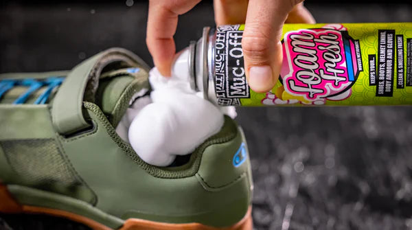 MUC-OFF Foam Fresh - gebruik in een schoen