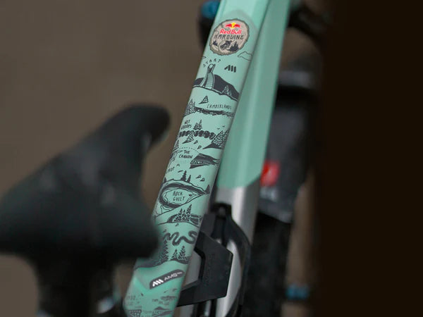 AMS x Red Bull Hardline Frame Guard Extra op de bovenbuis geplakt