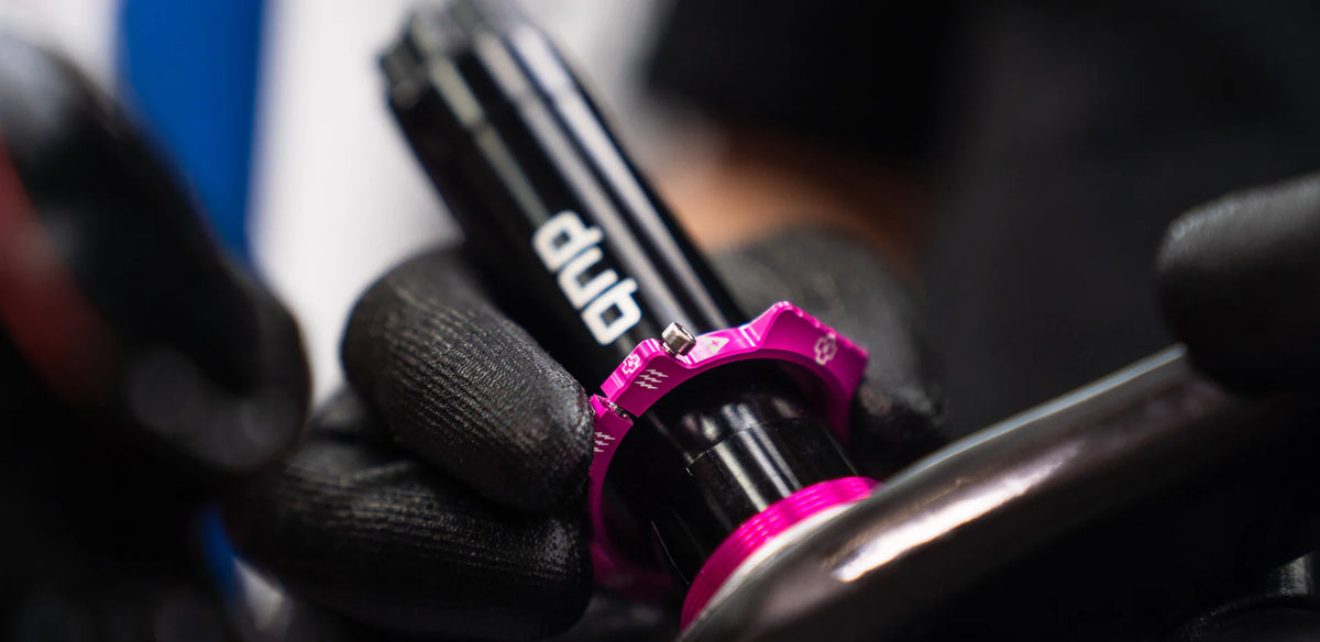 MUC-OFF Crank Preload Ring - een roze gemonteerd