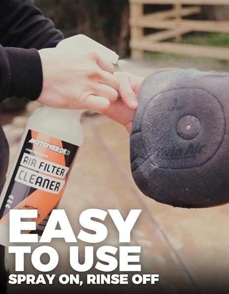 MOTOVERDE Air Filter Cleaner - hier het inspuiten van een filter
