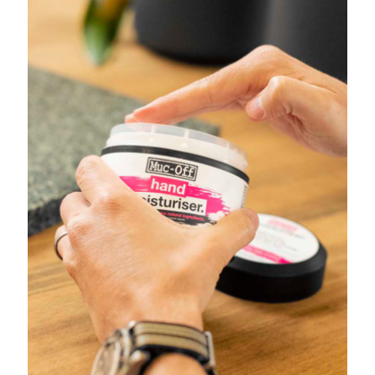Muc-Off Antibacteriële Hand Moisturiser in gebruik voor je handen