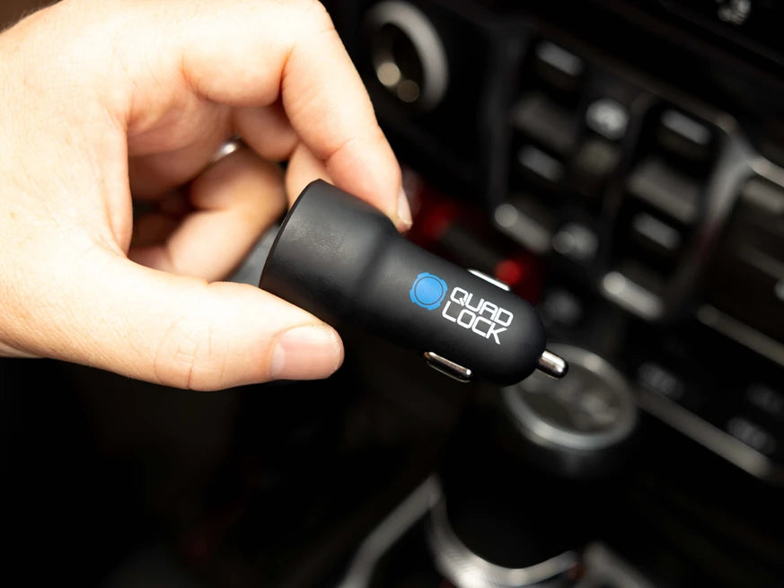 QUAD LOCK 48W Dual USB Autolader – USB-A QC3.0 en USB-C PD snellader voor auto met Quad Lock logo