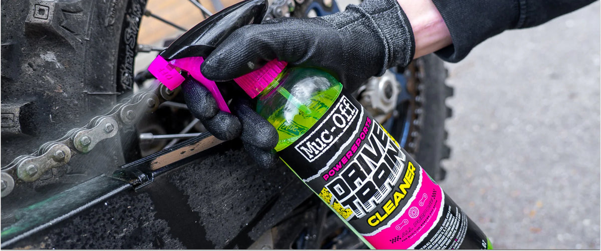 Muc-Off Powersports Drivetrain Cleaner - in gebruik met een motorketting