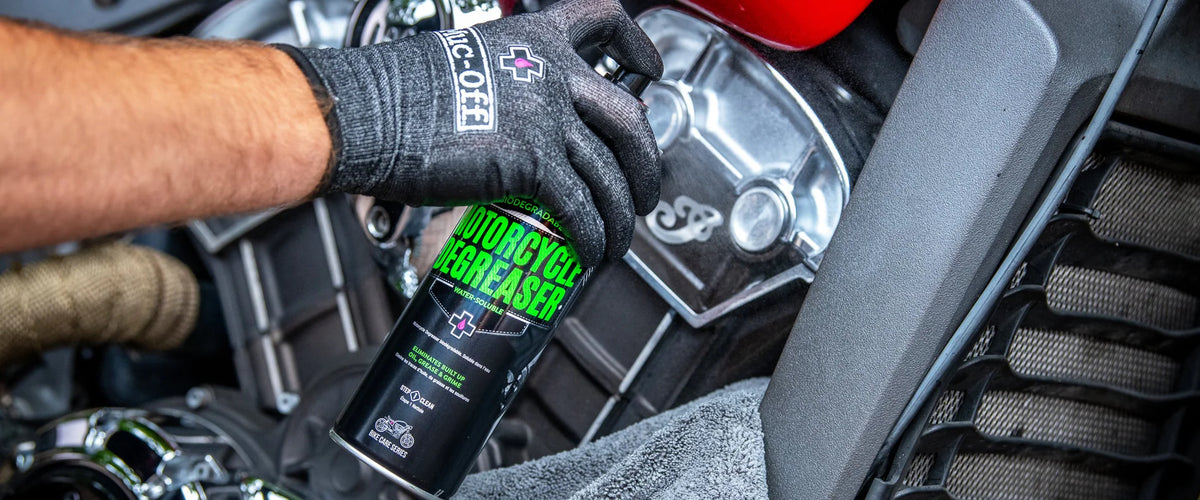 MUC-OFF Motorcycle Degreaser 500ml – in gebruik op een motorblok