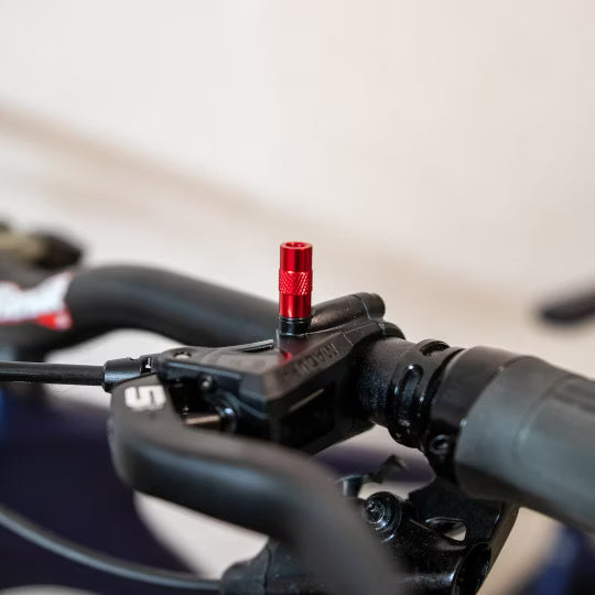 SUPERSONIC PARTS trechteradapter voor Magura MT remontluchting met transparante ontluchtingsbeker in de rem gedraaid