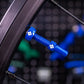 Muc-Off Tubeless Valves V2  blauw geplaatst in de velg