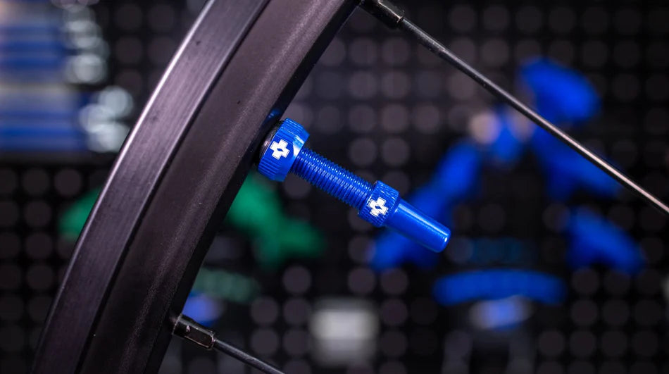 Muc-Off Tubeless Valves V2  blauw geplaatst in de velg
