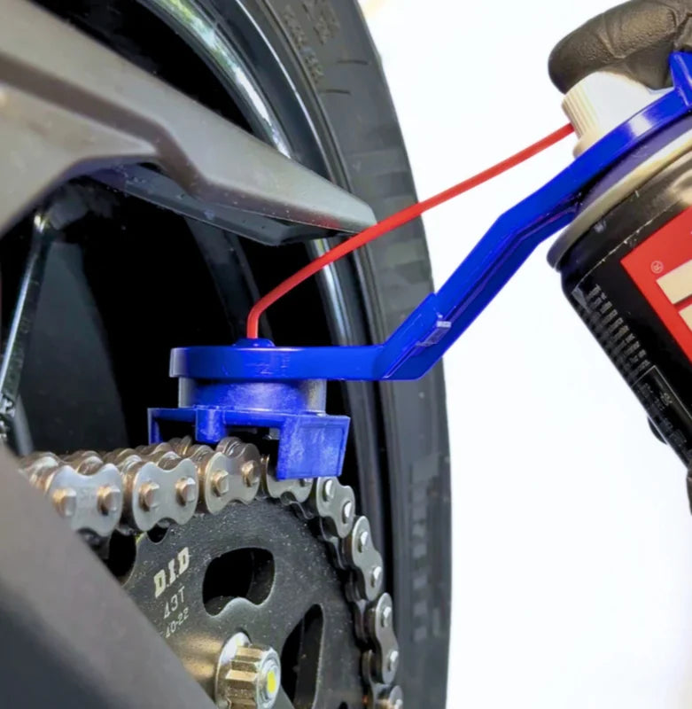 "OINKER kettingolie spuit in actie op 520 motorketting