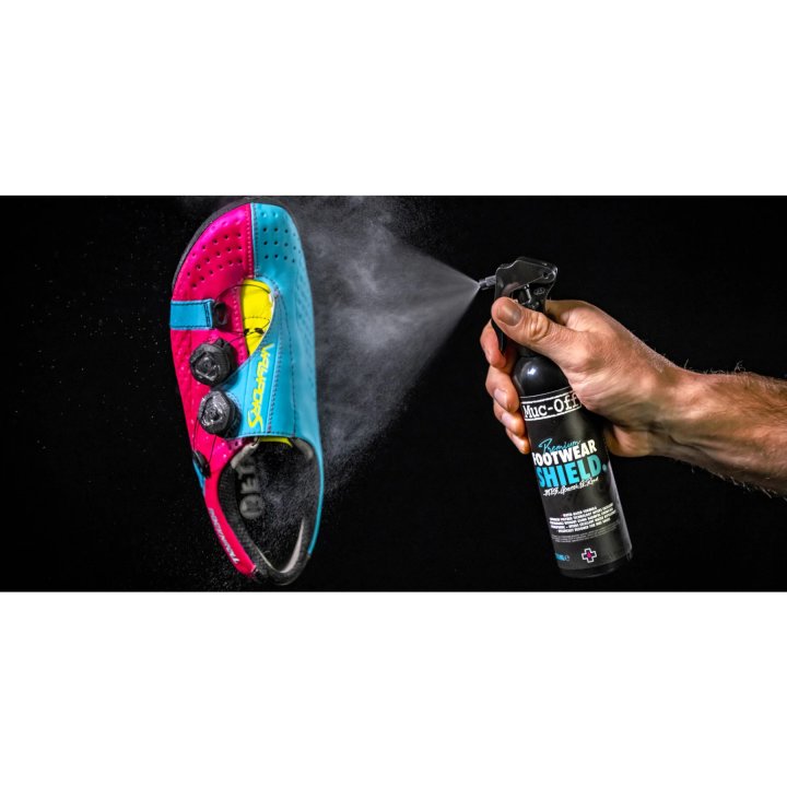 MUC-OFF Footwear Shield - hier wordt een schoen behandeld