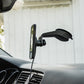Quad Lock Windscreen Dash Suction Mount V6 - geplakt op een autoruit met een telefoonhoes