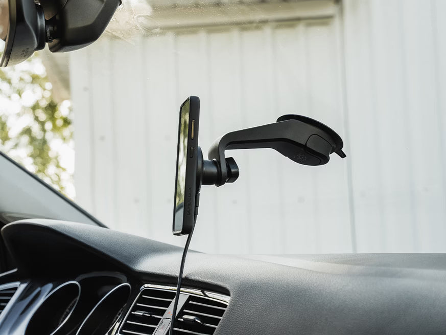 Quad Lock Windscreen Dash Suction Mount V6 - geplakt op een autoruit met een telefoonhoes
