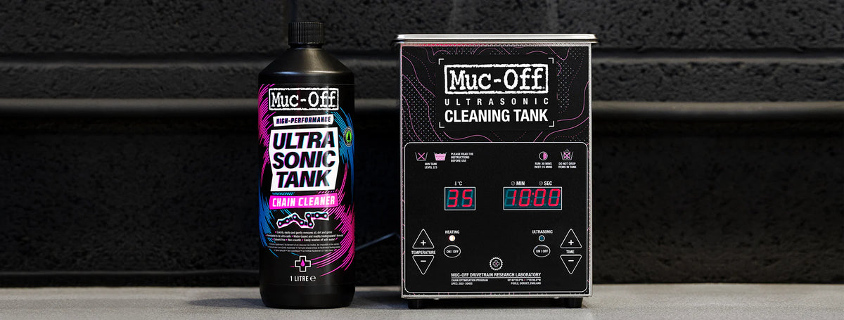 Muc-Off Ultrasonic Cleaning Tank met chain cleaner uitgestald naast elkaar

