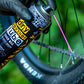  MUC-OFF Dry Weather Cycle Chain Lube - de spray op een fietsketting