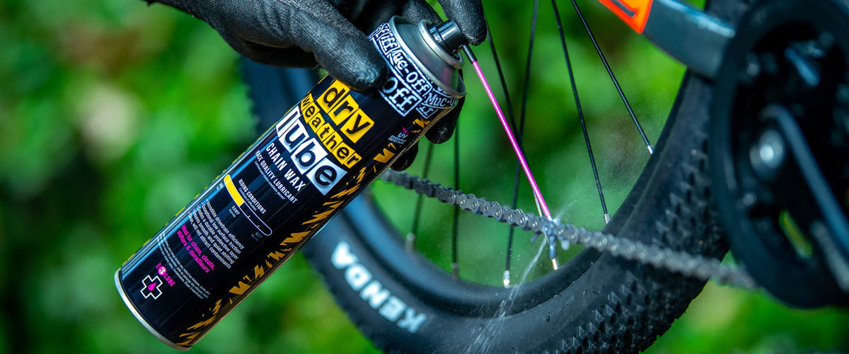  MUC-OFF Dry Weather Cycle Chain Lube - de spray op een fietsketting