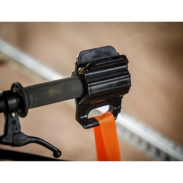 BIKE IT Tiedown Clamp Set – hier in gebruik aan een motorstuur