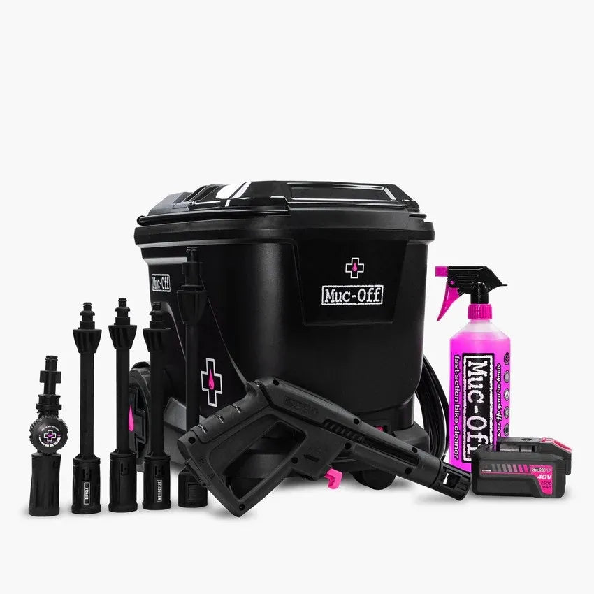 MUC-OFF Mobile Washing Bundle – alles uitgestald naast de washer