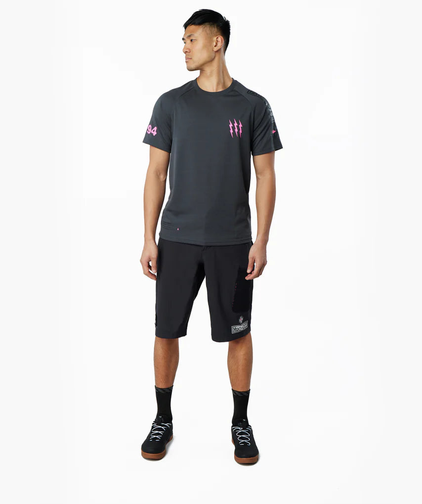Muc-Off Riders Short Sleeve T-Shirt grijs – ademend MTB fietsshirt van mesh polyester gedragen bij een persoon