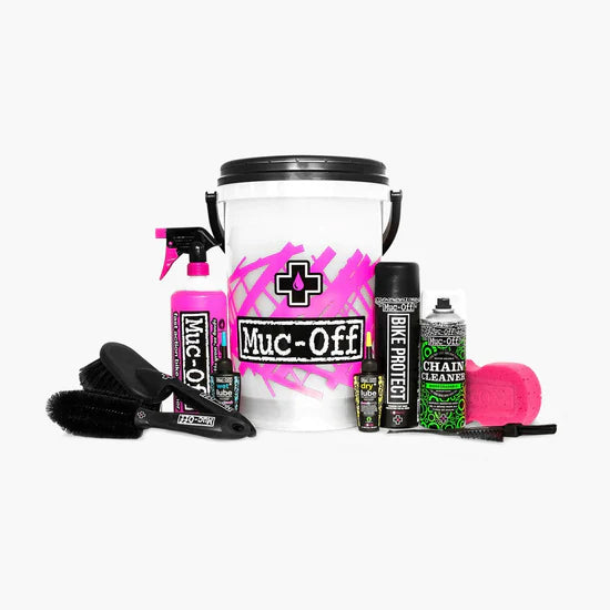 MUC-OFF Dirt Bucket Kit - alles uitgestald naast de dirt bucket