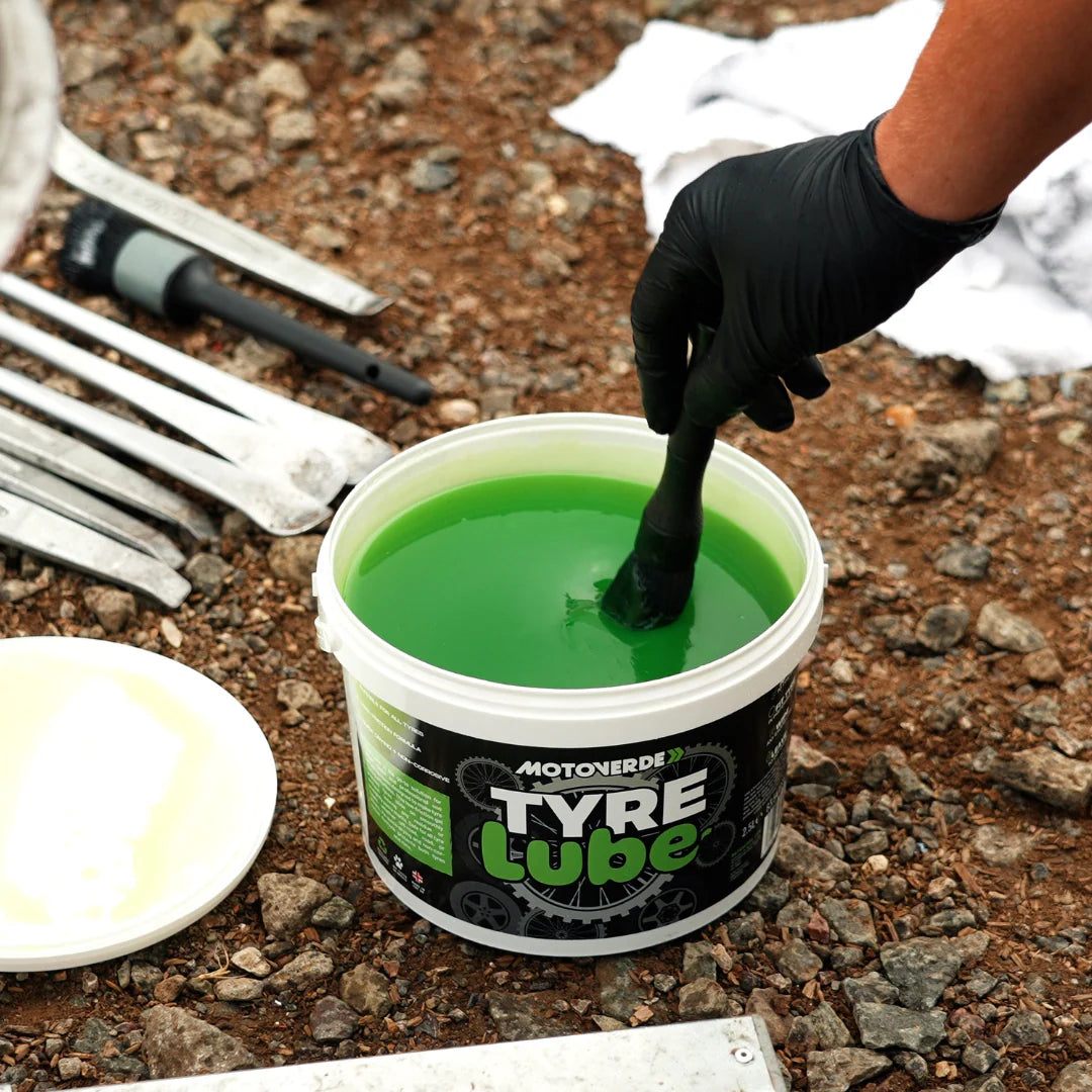 MOTOVERDE Tyre Lube - met een kwast aanbrengen vanuit de pot