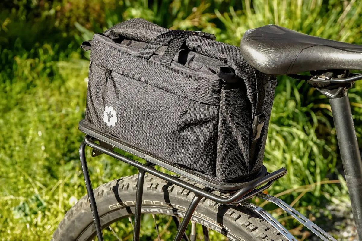 CHOIKE RackBag 12L waterdichte bagagedragertas zwart voor bikepacking en touring gemonteerd op bagagedrager
