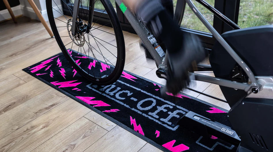 Muc-Off absorberende bike mat IN GEBRUIK ONDER EEN INDOOR FIETS
