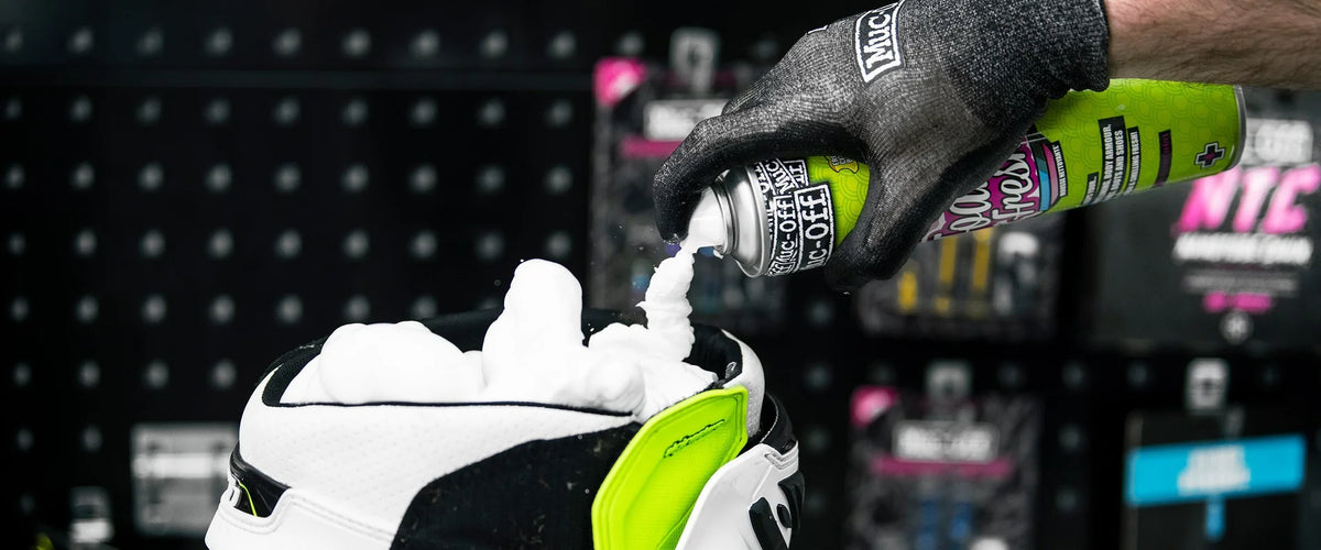 MUC-OFF helmet cleaning kit - helm schoonmaakset