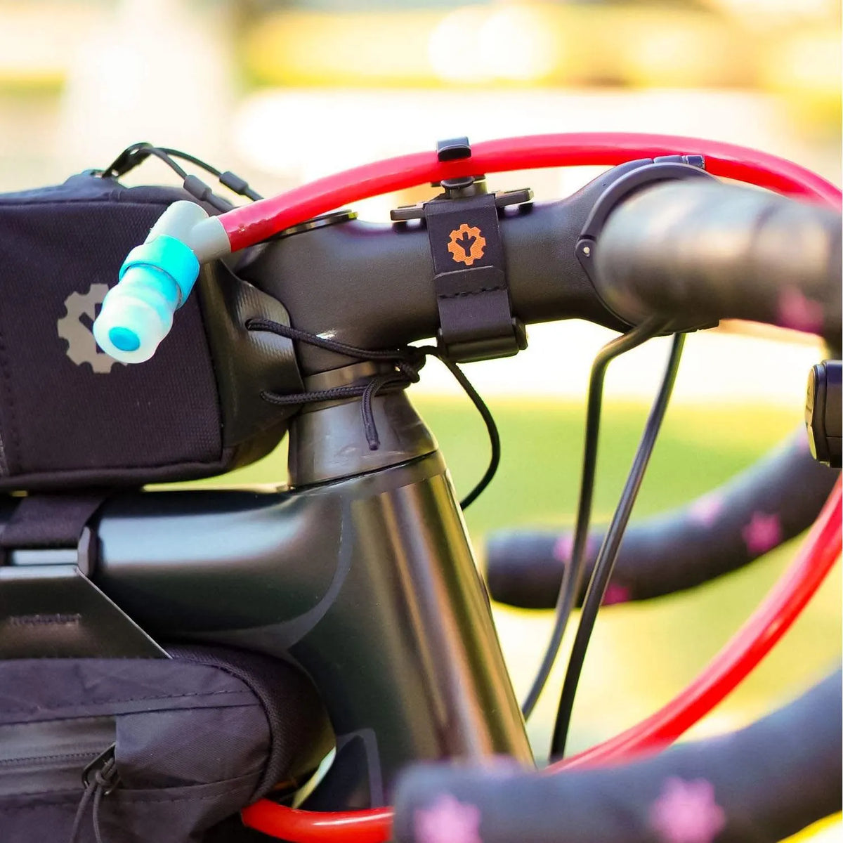 CHOIKE Aqua Clip - gemonteerd met waterslang op de fiets