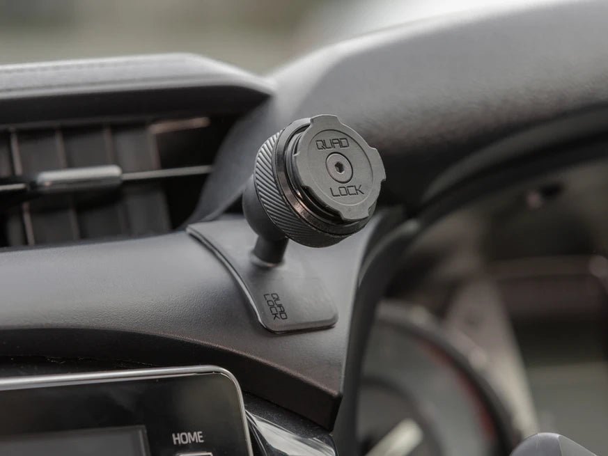 Quad Lock 360™ Top Cap - op de adhesive dash mount houder