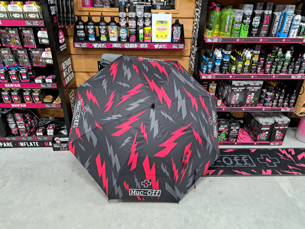 Muc-Off Bolt Paraplu 130cm - in de showroom uitgeklapt