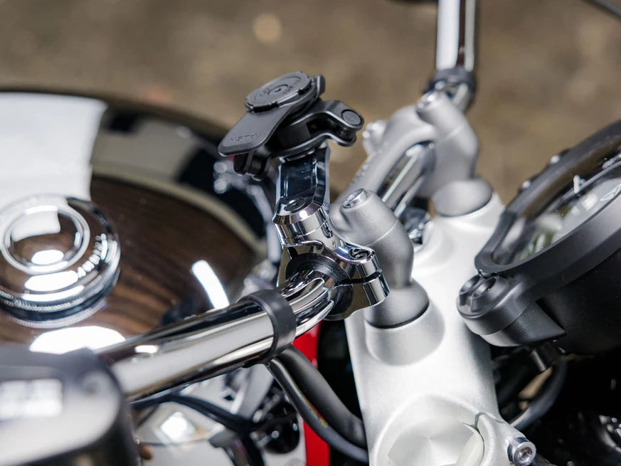 QUAD LOCK HANDLEBAR MOUNT LARGE CHROOM GEMONTEERD OP MOTORSTUUR
