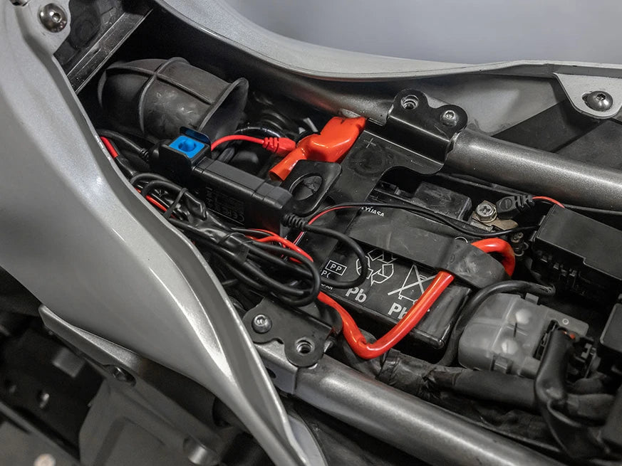 Quad Lock 12V Smart Adapter - geplaatst bij de accu motor