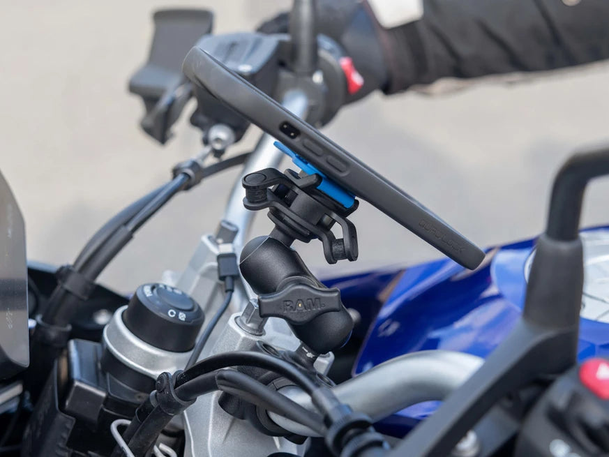 QUAD LOCK 1" ball adaptor mount op de ram mount gemonteerd met dampener en case