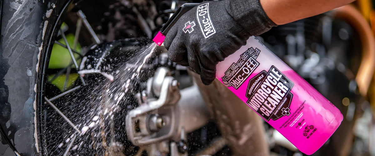 MUC-OFF Clean Protect & Lube Motorcycle Kit – nano cleaner in gebruik