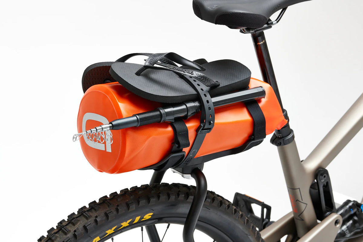 AEROE StretchLock Strap een vishengel vastgebonden om een tas