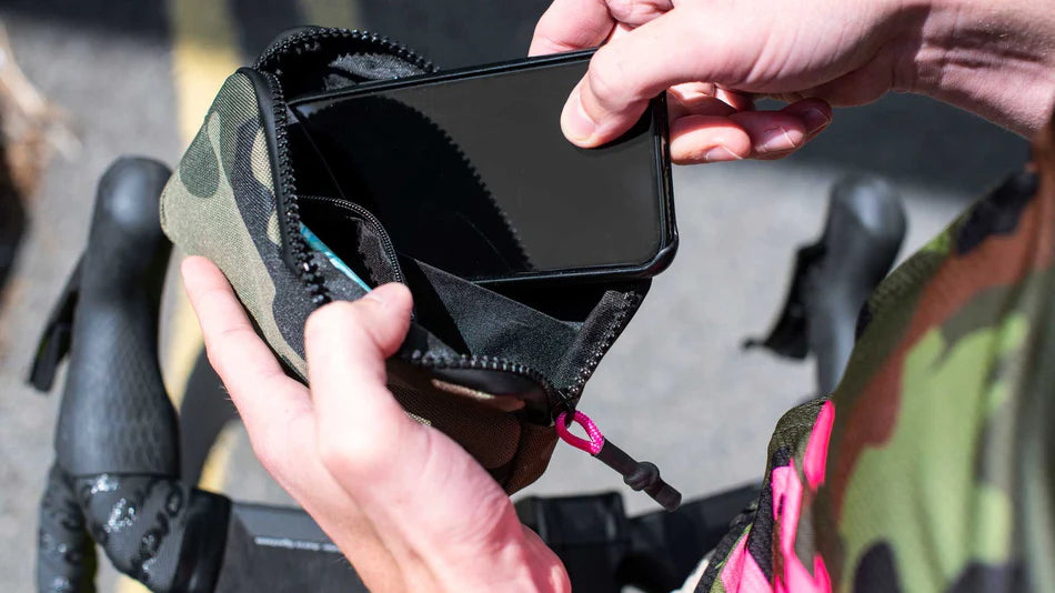 MUC-OFF ESSENTIAL CASE  ER PAST HEEL VEEL IN ZOALS JE TELEFOON