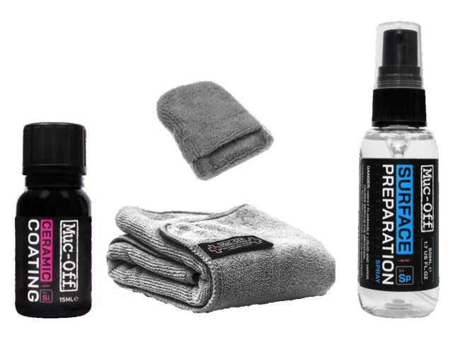 Keramische coating wordt aangebracht op carbon fietsframe met microfiber doek
