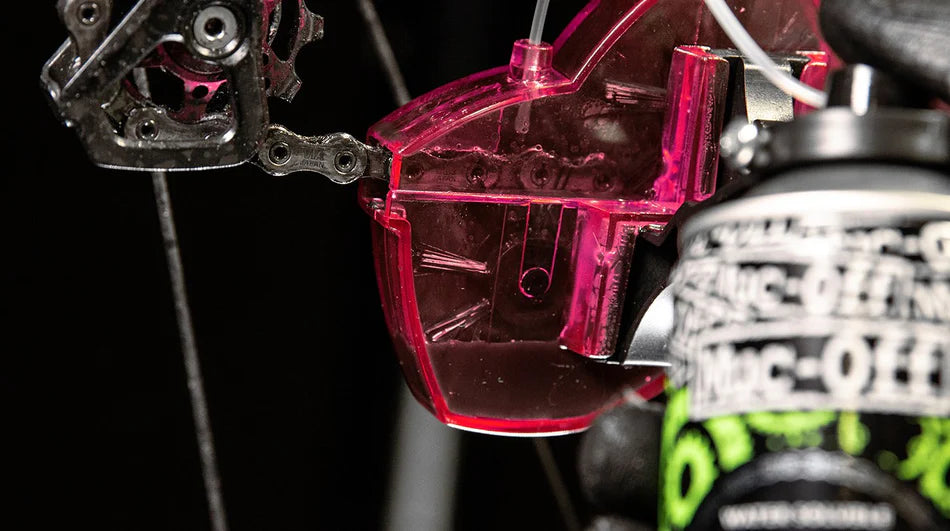 MUC-OFF chain doc - in gebruik met chain cleaner