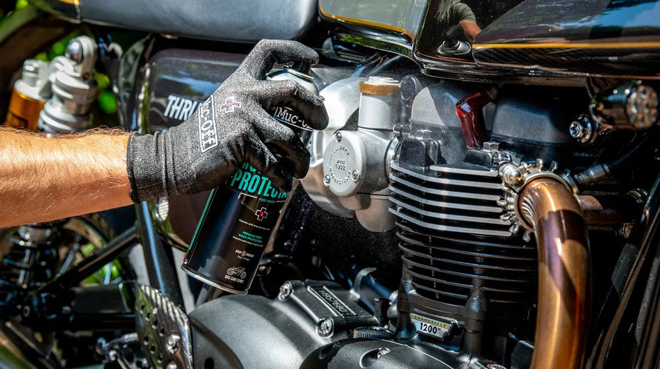 MUC-OFF Motorcycle Protectant – hier wordt de motor ingespoten