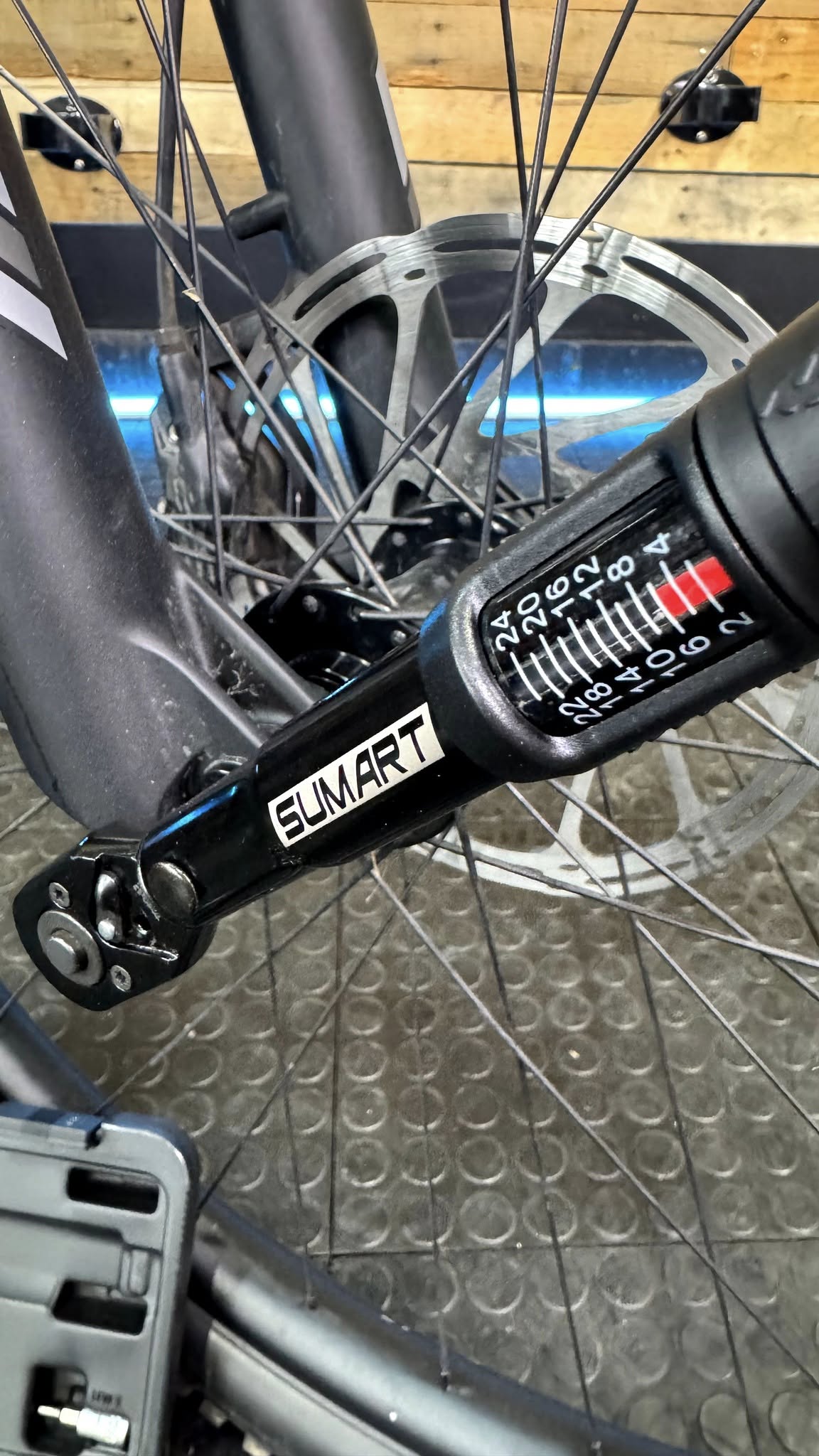 Sumart Torque-12 momentsleutel in gebruik op fiets voor nauwkeurig aandraaimoment