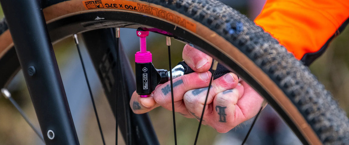 CO2 Inflator Kit Road - in gebruik op een fietsband